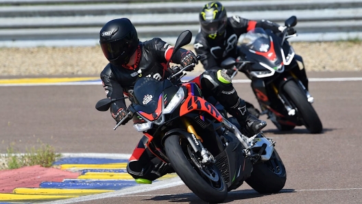 I piloti in pista durante l'Aprilia Racers Days