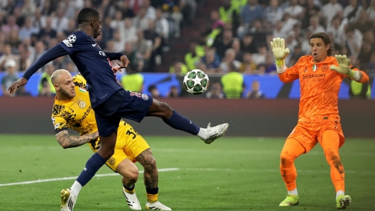 epa12147994 Ousmane Dembele (C) of PSG in action against Inter goalkeeper Yann Sommer (R) and Federico Dimarco during the UEFA Champions League final between Paris Saint-Germain and Internazionale Milano in Munich, Germany 31 May 2025. EPA/RONALD WITTEK