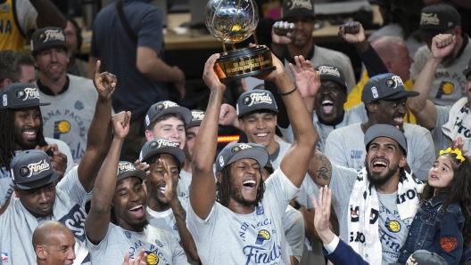 Indiana Pacers center Myles Turner holds the trophy as players celebrate after winning Game 6 of the Eastern Conference finals of the NBA basketball playoffs against the New York Knicks in Indianapolis, Saturday, May 31, 2025. (AP Photo/AJ Mast) Associated Press/LaPresse
