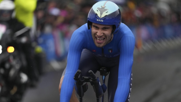 Filippo Ganna, of Italy, competes in the men's cycling time trial event, at the 2024 Summer Olympics, Saturday, July 27, 2024, in Paris, France. (AP Photo/Ricardo Mazalan)    Associated Press / LaPresse Only italy and Spain